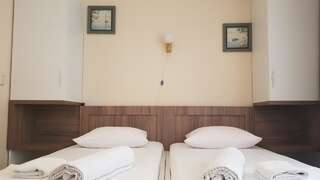 Отель Отель Капитан Гонио Стандартный двухместный номер с 2 двуспальными кроватями-9